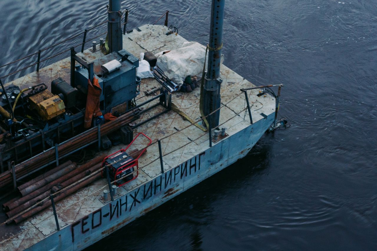 Ingeniería Marina Top view of a river barge equipped with geological engineering tools and machinery.